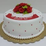 עוגה מעוצבת מבצק סוכר ורדים