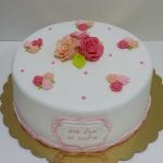 עוגת בצק סוכר עם פרחים