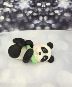 פיסול תלת מימד דב פנדה שוכב על הגב מחזיק במבוק - מבצק סוכר אכיל - גודל בינוני