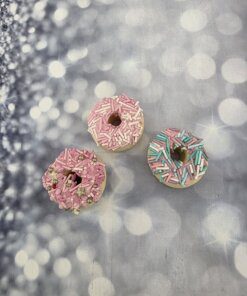 קישוט לעוגה דונאטס עם סוכריות ורוד פסטל - אכיל מבצק סוכר