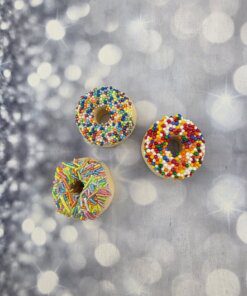 קישוט לעוגה דונאטס עם סוכריות צבעוני - אכיל מבצק סוכר